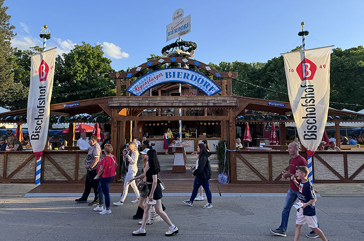 Regensburger Bierdorf auf der Maidult Regensburg , zur Maidult 2024 mit Bieren von Bischofshof (©Foto: Martin Schmitz